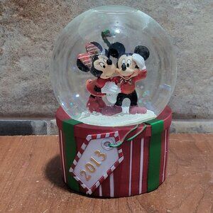 Disney 2013 Holiday Mickey & Minnie Mouse Exclusive Snow Globe